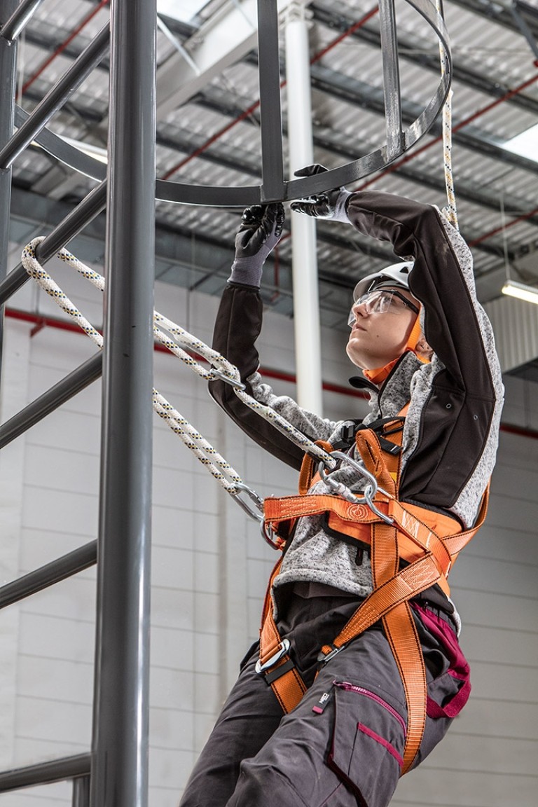 NEO - Munkavédelmi testheveder rögzítőövvel